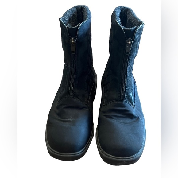 L.L. Bean black quilted gore-tex lined winter zip up boots - Picture 2 of 8